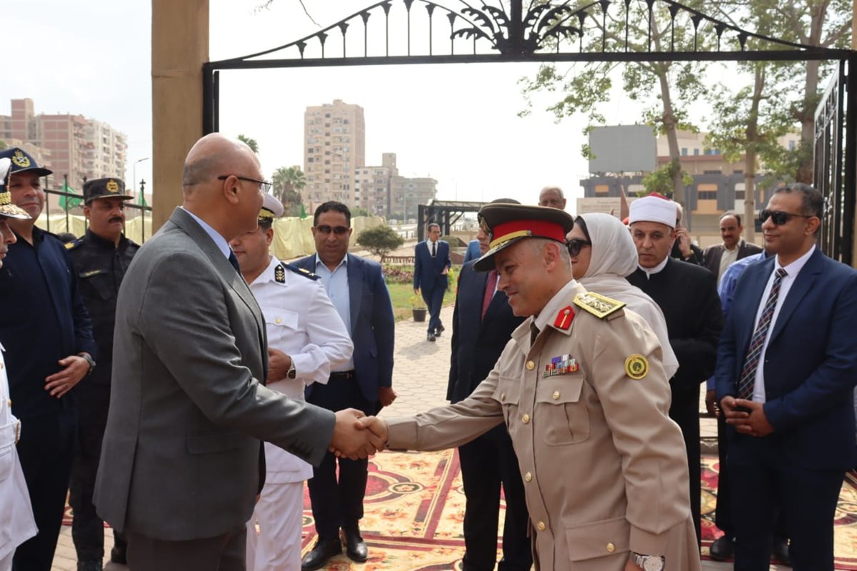 محافظ القليوبية يضع إكليل الزهور على النصب التذكاري للجندي المجهول