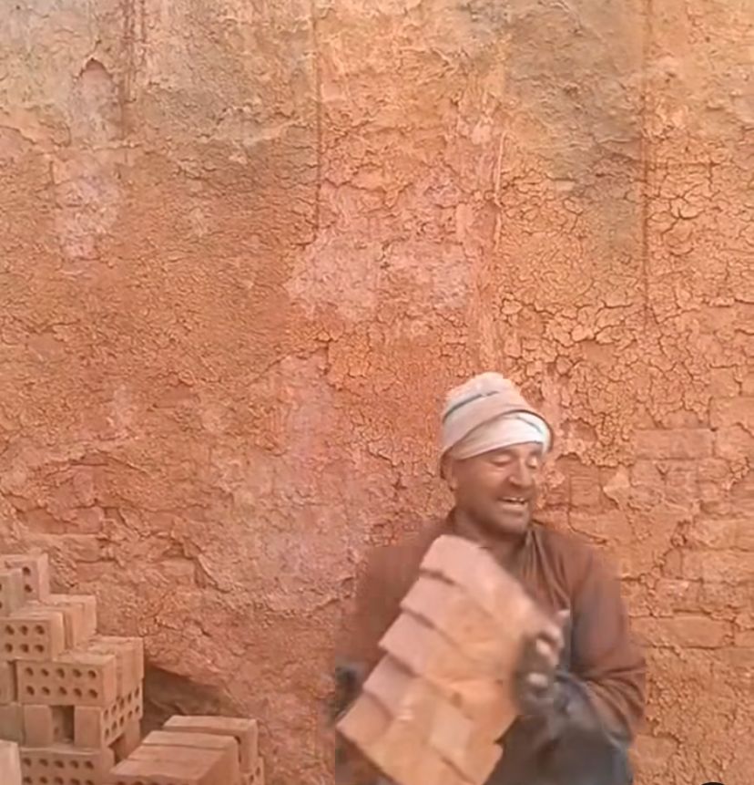 عم محمود بكر صاحب فيديو الغناء الشعبي بمصنع الطوب