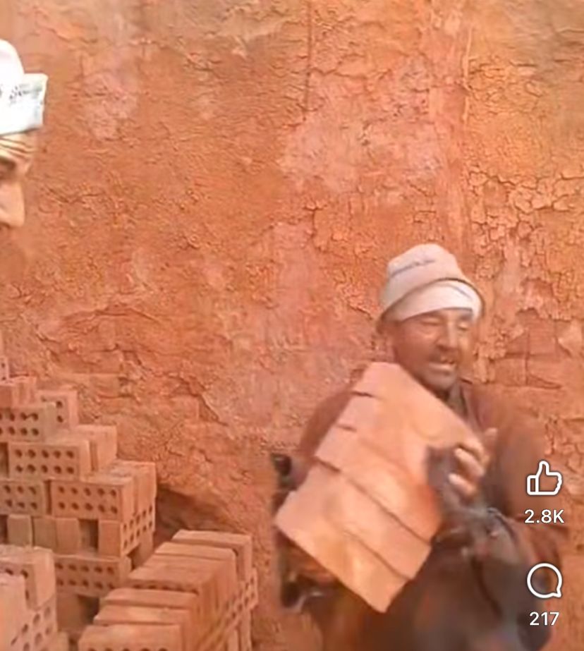 عم محمود بكر صاحب فيديو الغناء الشعبي بمصنع الطوب