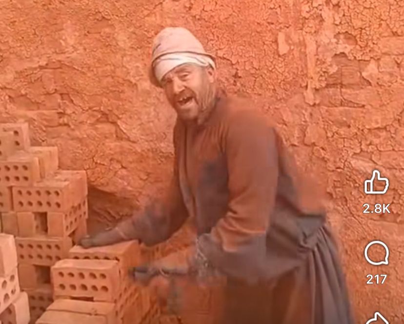 عم محمود بكر صاحب فيديو الغناء الشعبي بمصنع الطوب