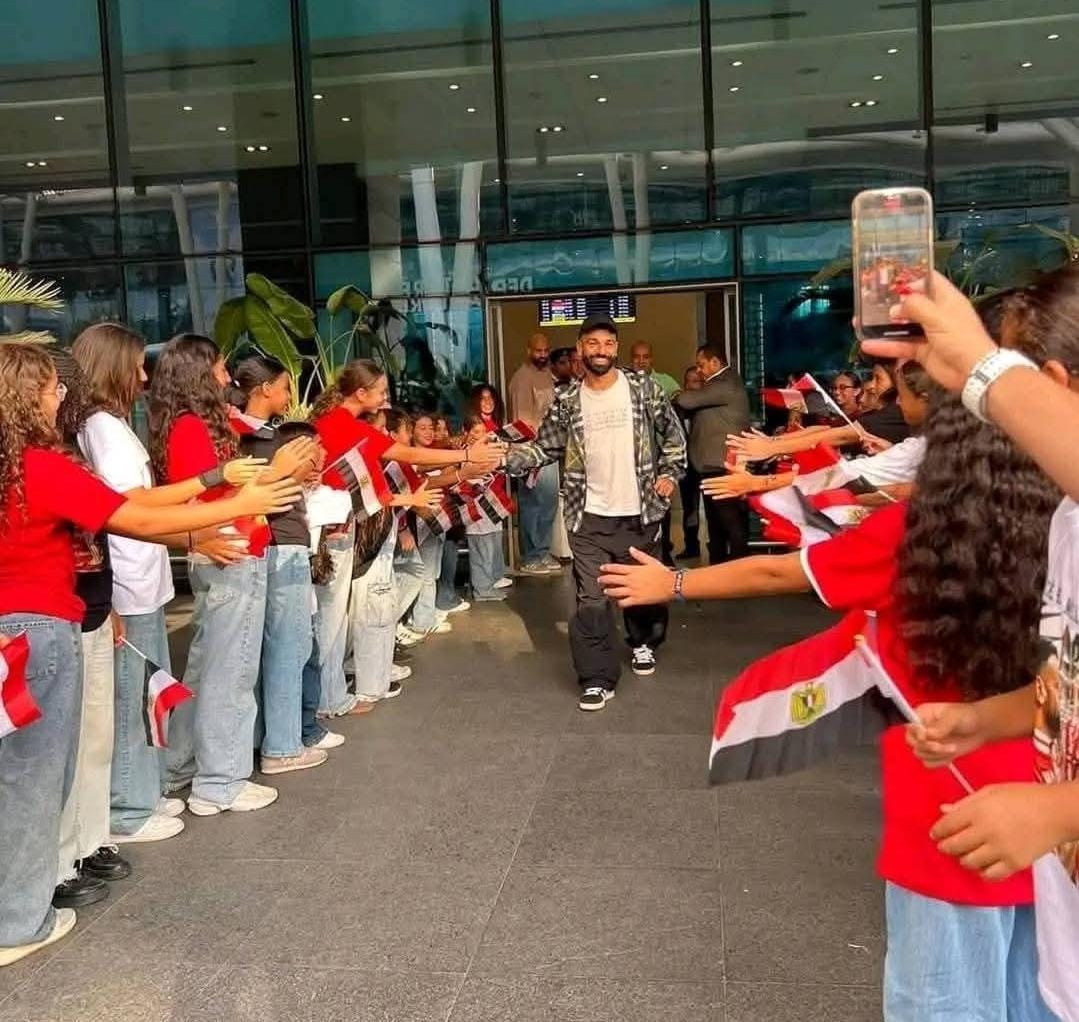 كواليس استقبال النجم المصري محمد صلاح نجم نادي ليفربول الإنجليزي في مطار القاهرة الدولي<br> 