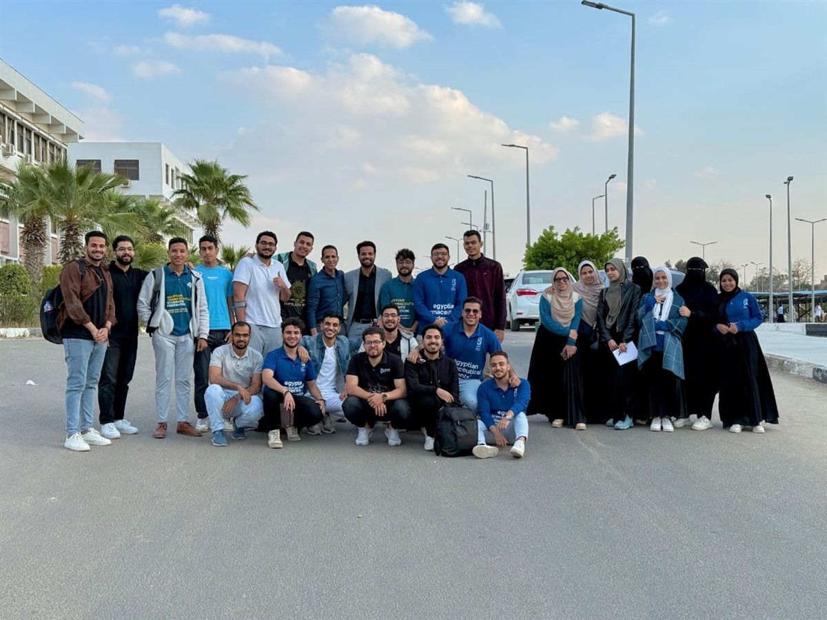طلبة كلية الصيدلة بجامعة الأزهر بأسيوط
