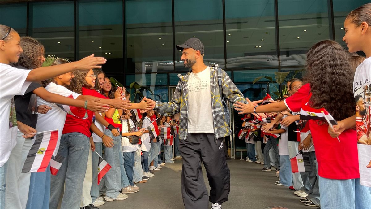 كواليس استقبال النجم المصري محمد صلاح نجم نادي ليفربول الإنجليزي في مطار القاهرة الدولي<br> 