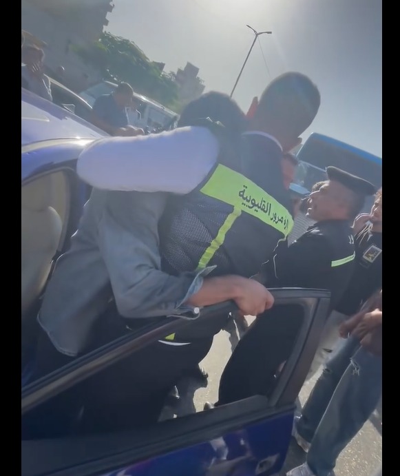 القبض على مصمم أزياء بتهمة قيادة سيارته في حالة سكر بروض الفرج