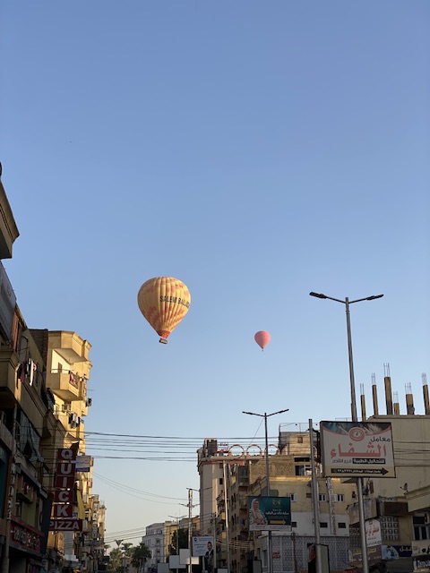 الرياح تدفع البالونات ناحية الشرق بالأقصر