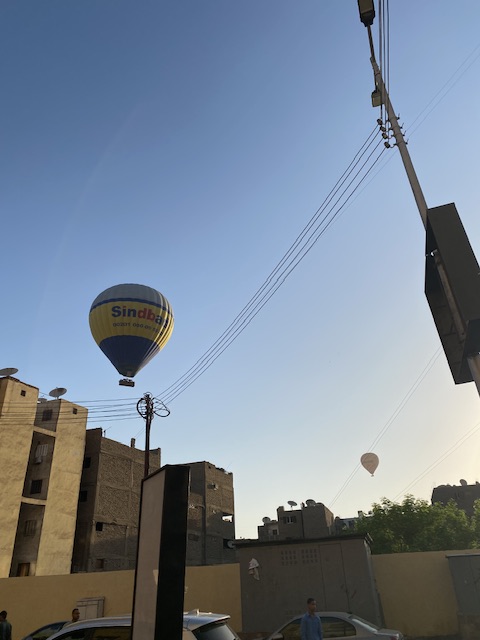 الرياح تدفع البالونات ناحية الشرق بالأقصر