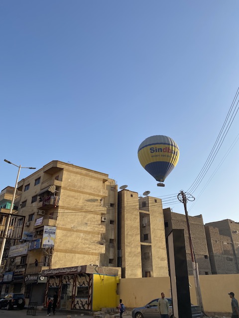 الرياح تدفع البالونات ناحية الشرق بالأقصر