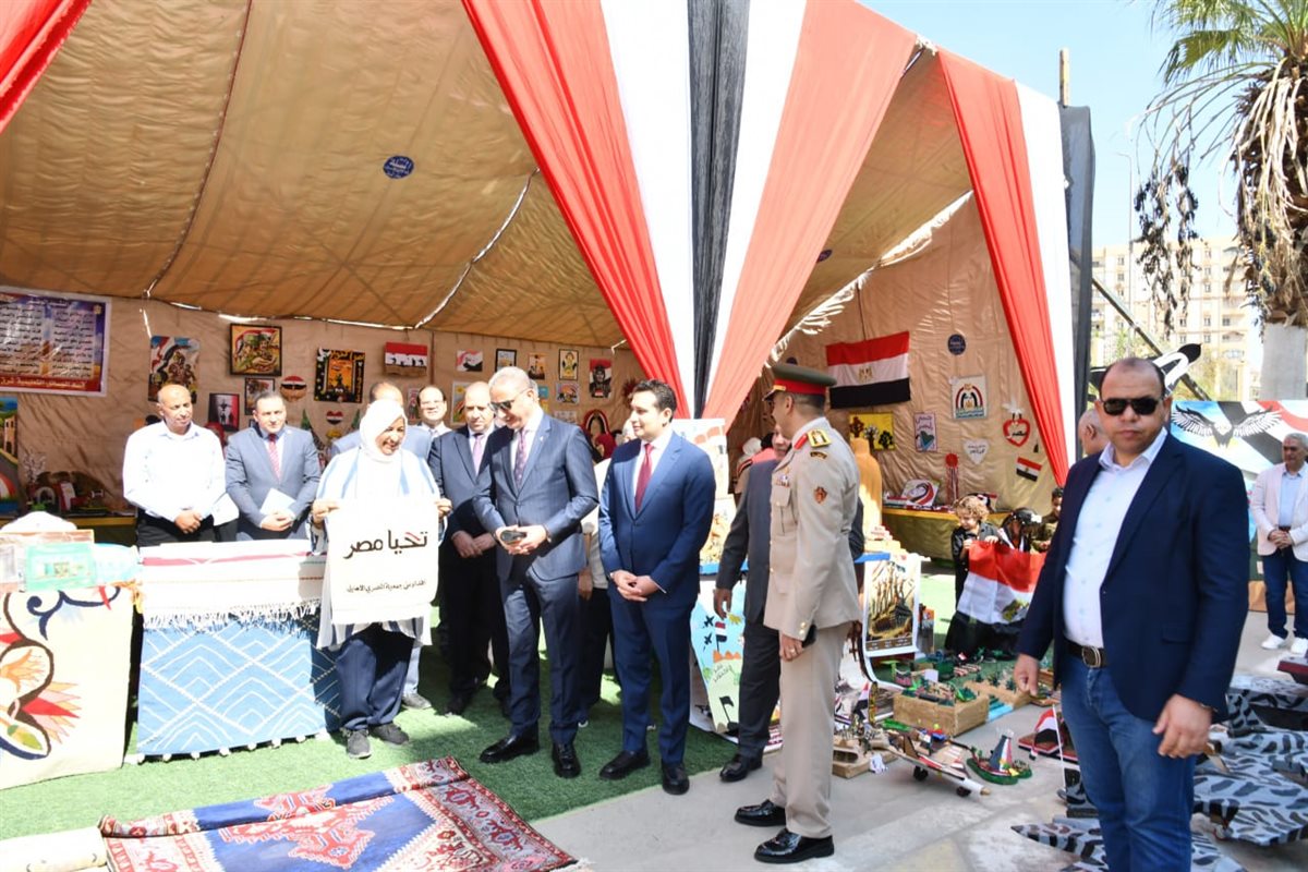 محافظ الفيوم ومدير الأمن يضعها إكليلاً من الزهور على النصب التذكارى للشهداء بميدان قارون 