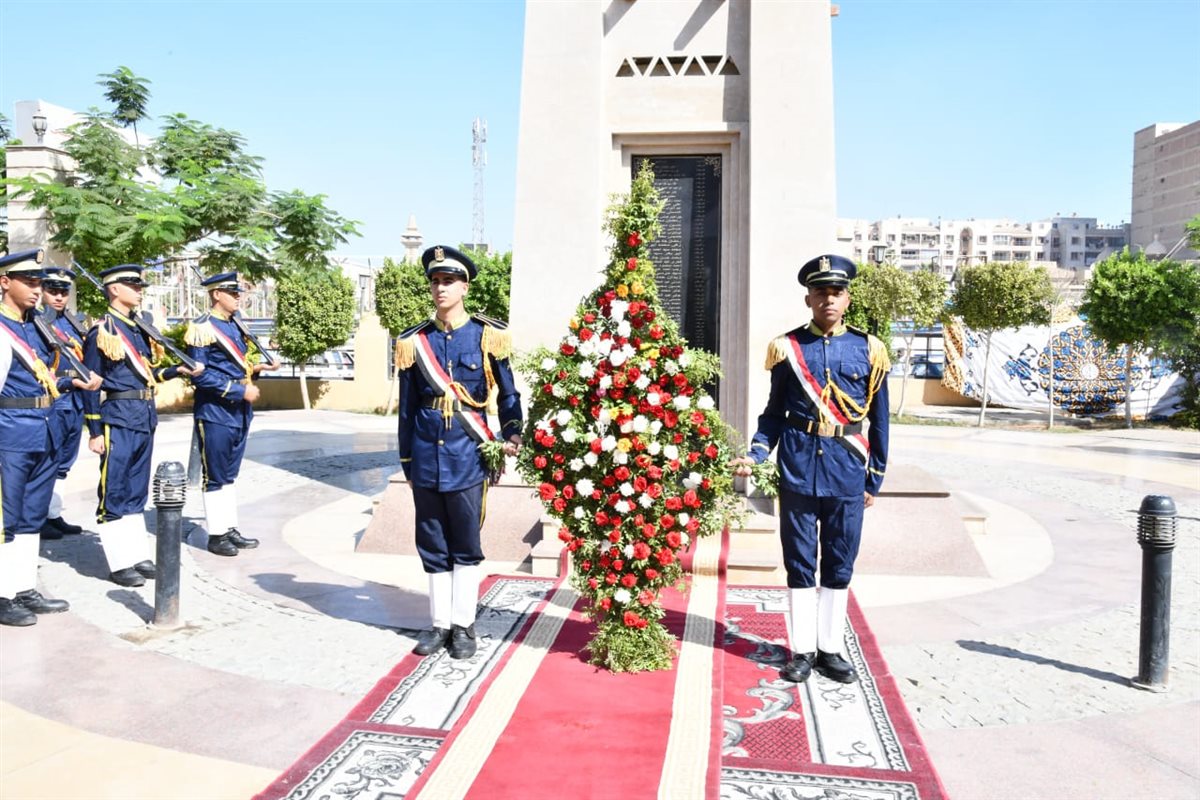 محافظ الفيوم ومدير الأمن يضعها إكليلاً من الزهور على النصب التذكارى للشهداء بميدان قارون 