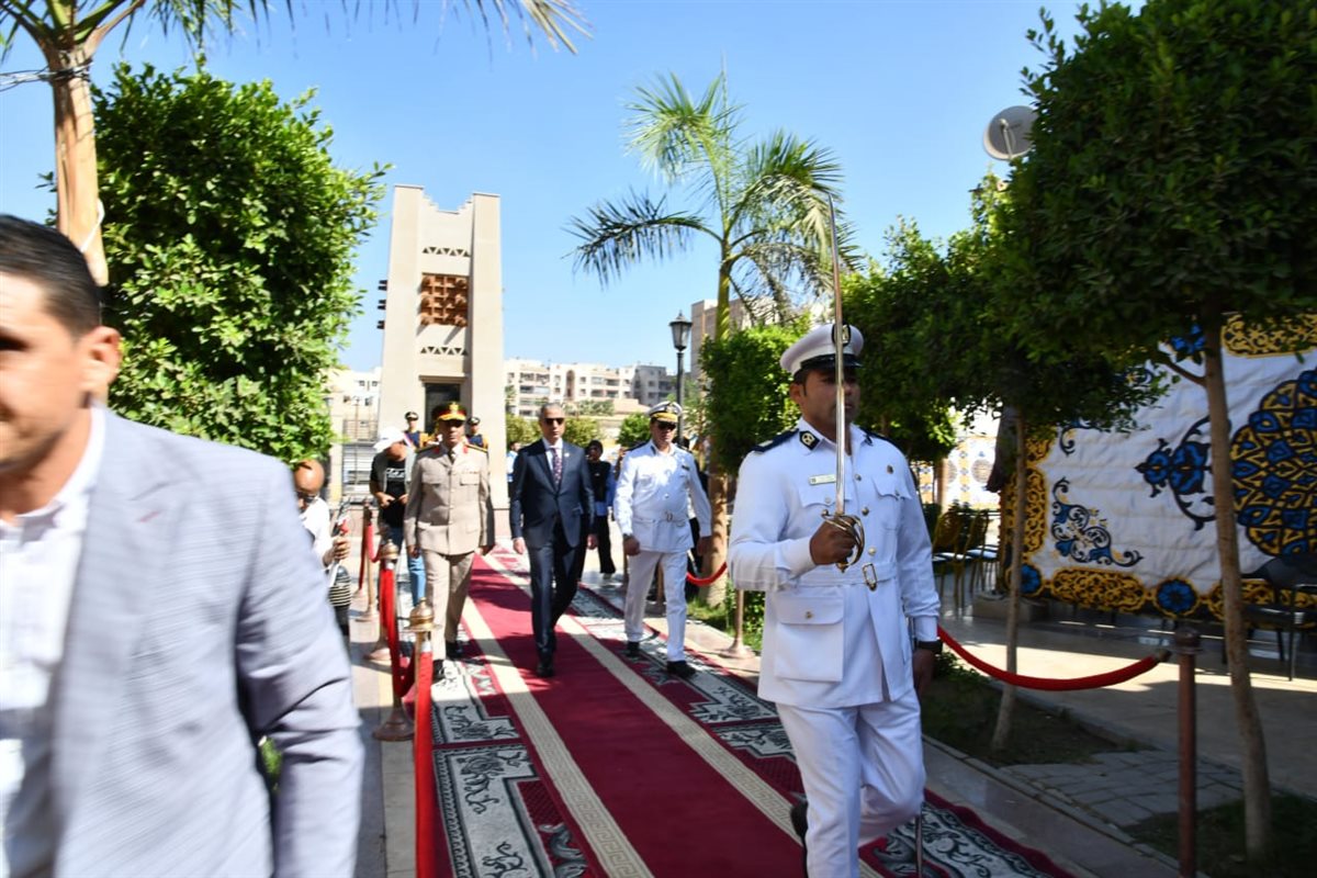 محافظ الفيوم ومدير الأمن يضعها إكليلاً من الزهور على النصب التذكارى للشهداء بميدان قارون 