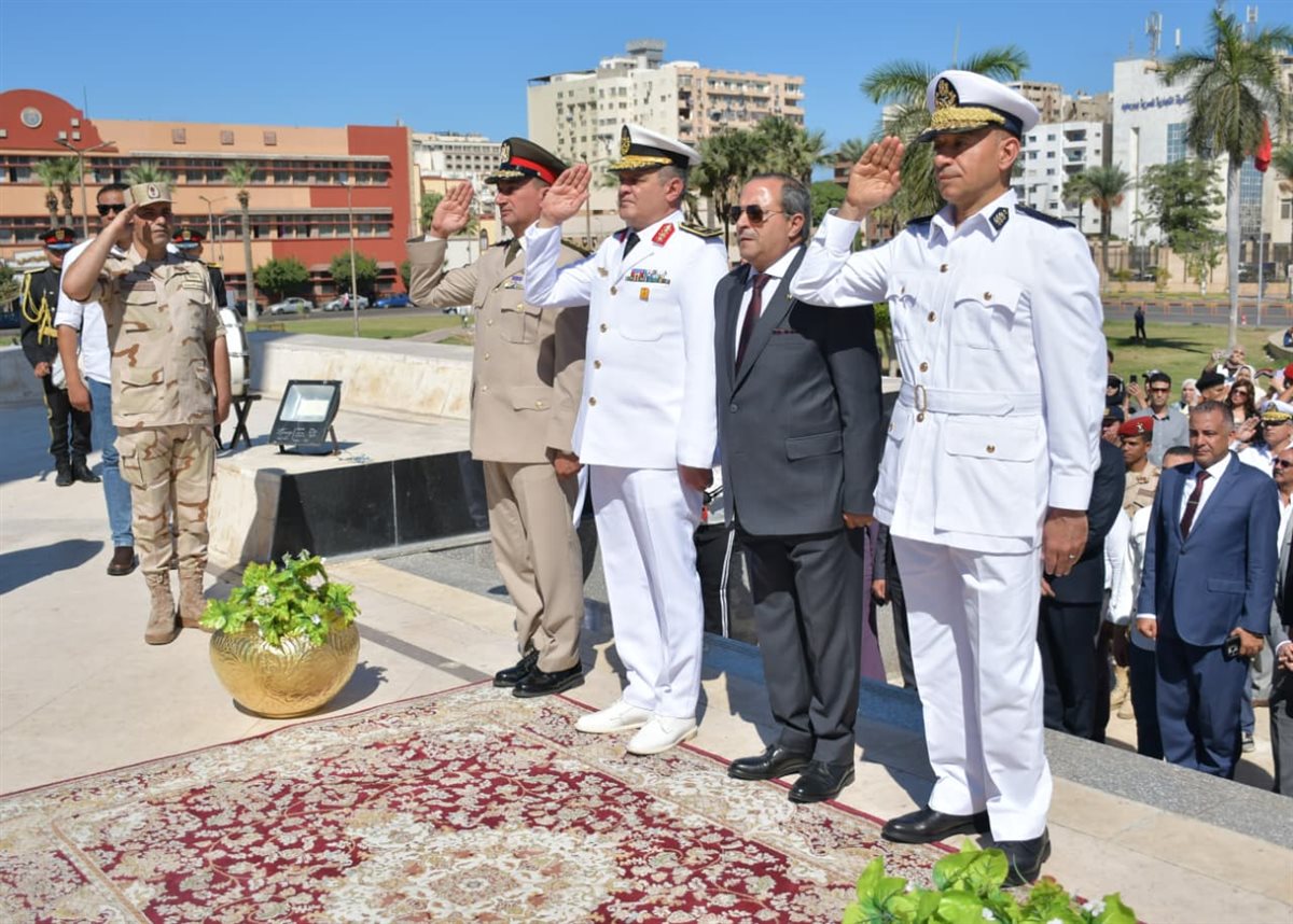 محافظ بورسعيد يضع إكليلًا من الزهور على النصب التذكاري 