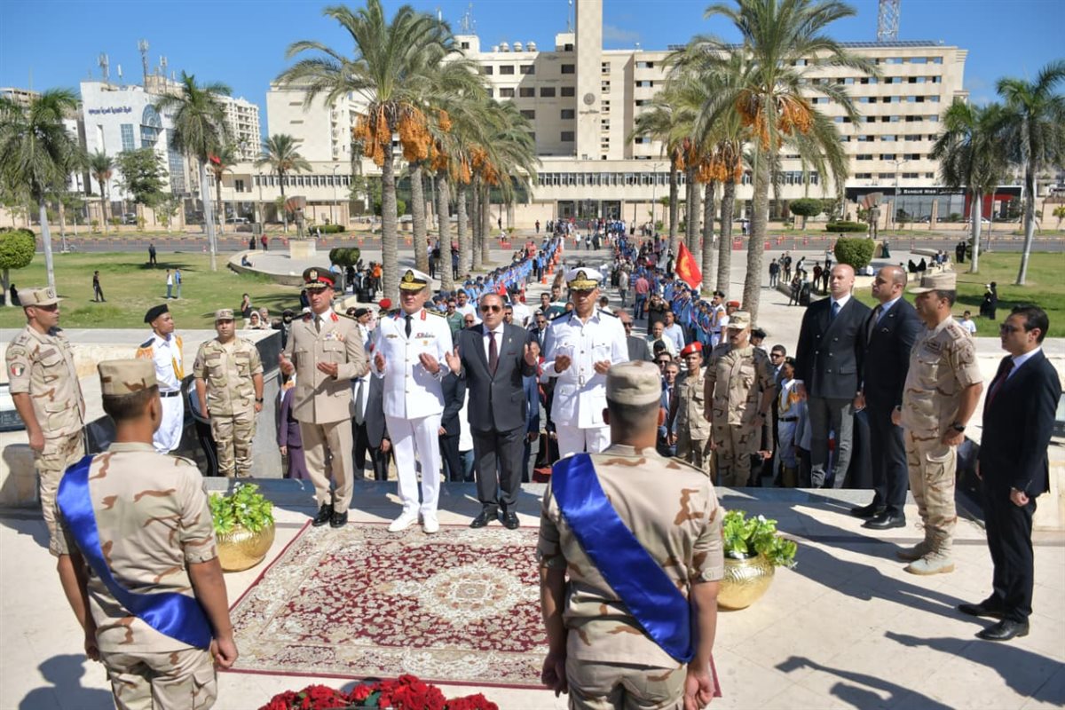 محافظ بورسعيد يضع إكليلًا من الزهور على النصب التذكاري 