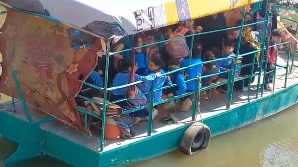 الطلاب خلال توجههم للمدرسة