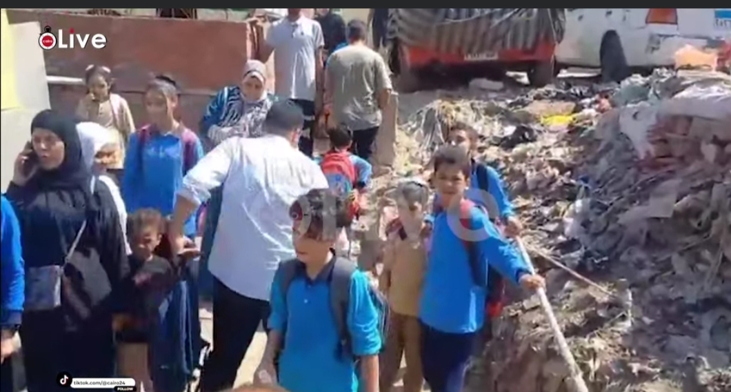 الطلاب خلال توجههم للمدرسة