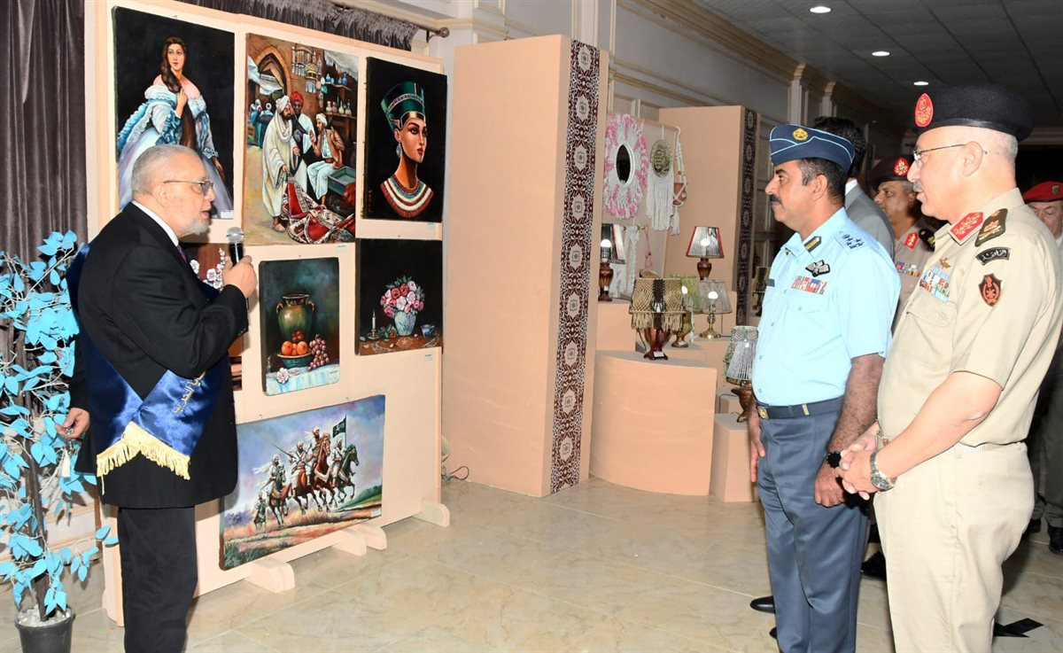 القوات المسلحة تنظم معرضًا فنيًا لإبداعات المحاربين القدماء 