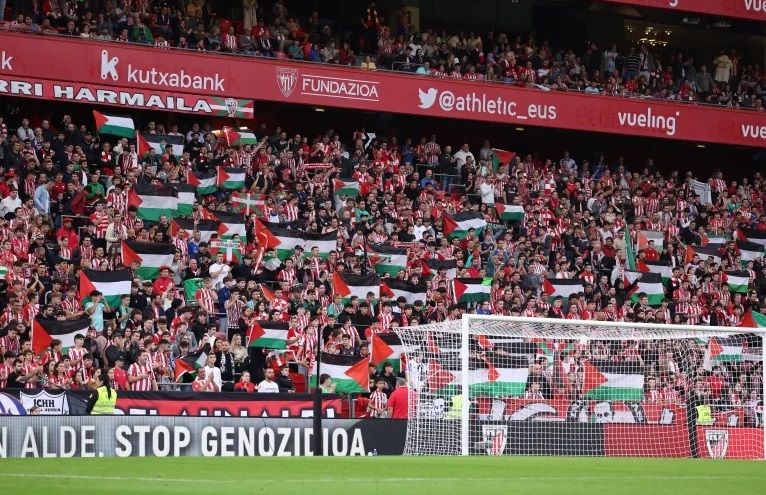 جماهير بلباو ترفع أعلام فلسطين 