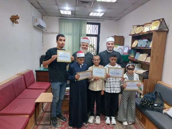 رئيس المعاهد الأزهرية يكرم خمسة طلاب من ذوي البصائر ويهديهم مصحفًا بلغة برايل