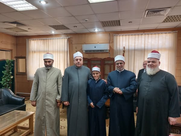 رئيس المعاهد الأزهرية يكرم خمسة طلاب من ذوي البصائر ويهديهم مصحفًا بلغة برايل
