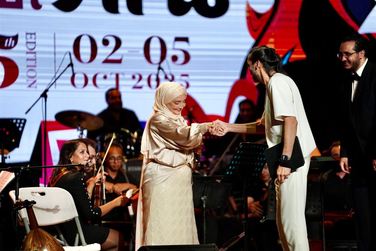 عايدة الأيوبي تشعل حفل ختام هي الفنون بالجامعة الأمريكية 