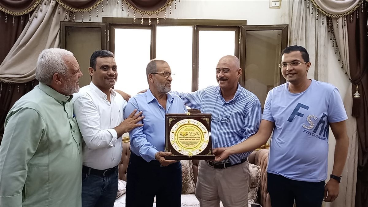 المواطن اليمني عبده هِبَه الشريف يكرم معلمه المصري  الأستاذ عبد الحليم الجبيصي