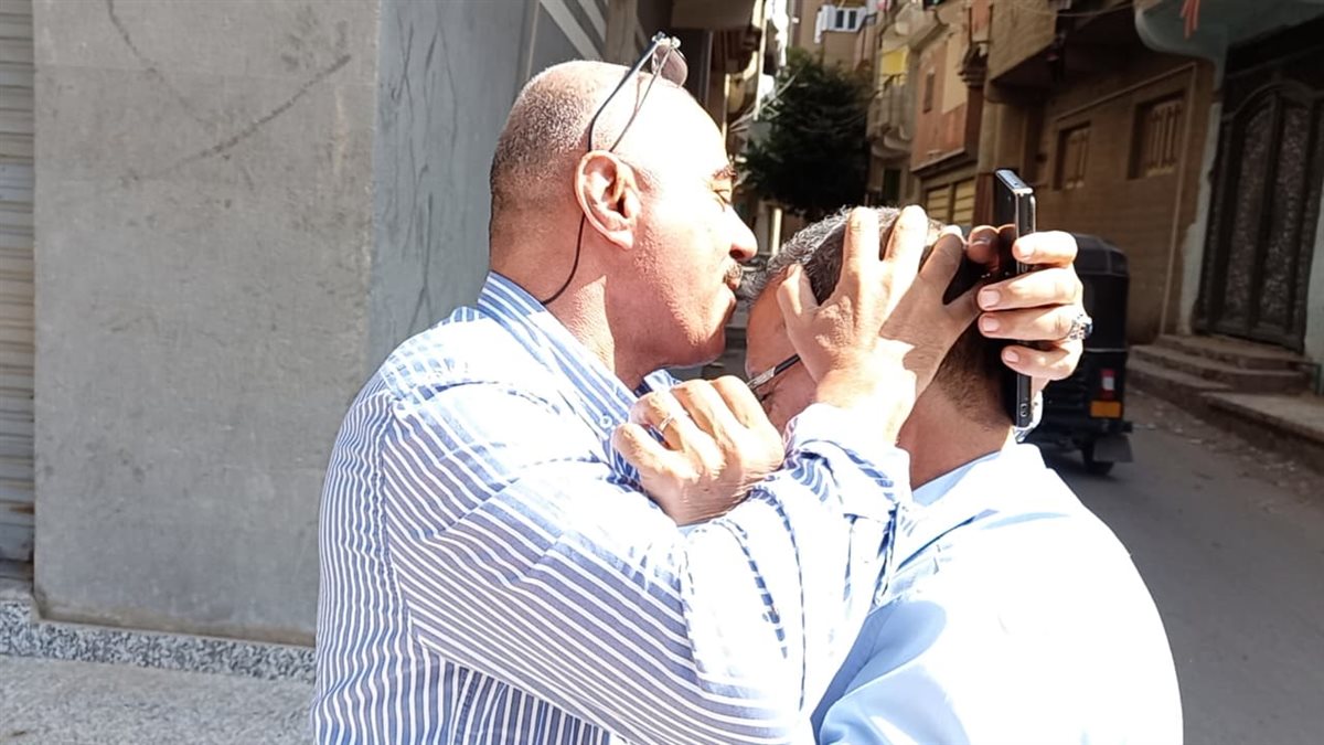 المواطن اليمني عبده هِبَه الشريف يقبل رأس معلمه المصري  الأستاذ عبد الحليم الجبيصي