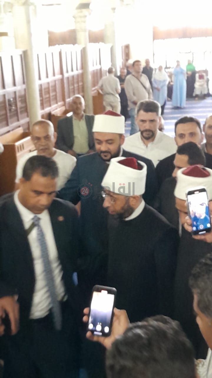 توافد المسؤولين لأداء صلاة الجنازة