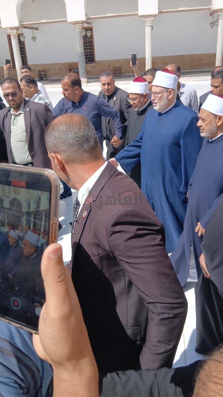 توافد المسؤولين لأداء صلاة الجنازة