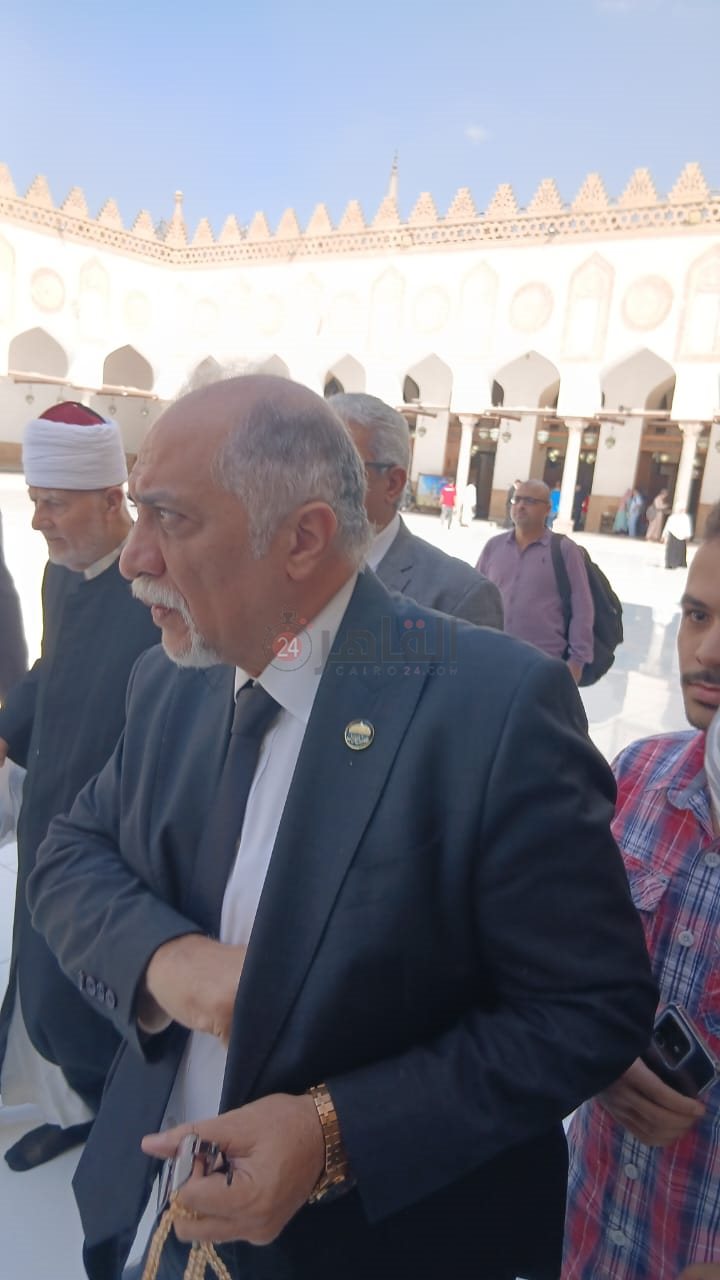 توافد المسؤولين لأداء صلاة الجنازة