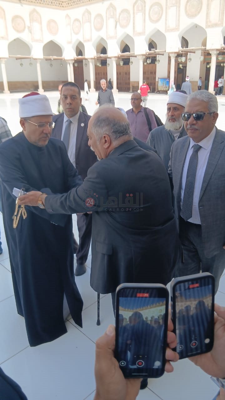 توافد المسؤولين لأداء صلاة الجنازة