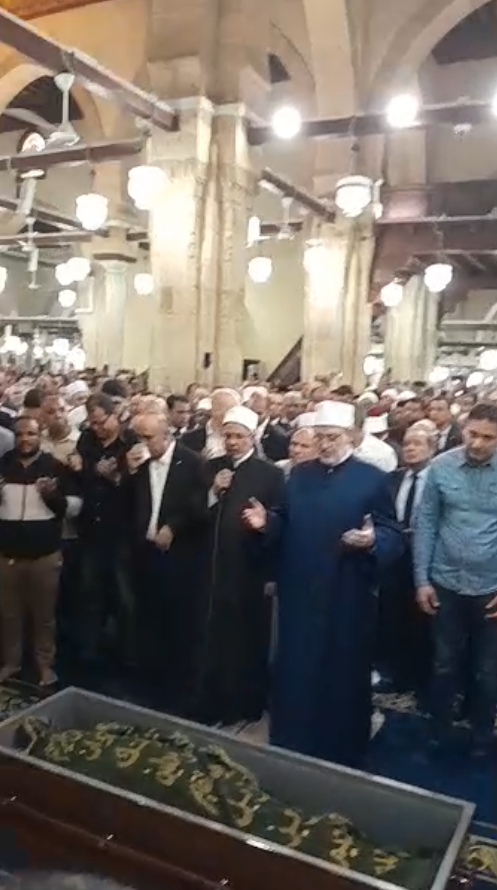 بحضور شيخ الأزهر.. بدء صلاة الجنازة على الدكتور أحمد عمر هاشم 