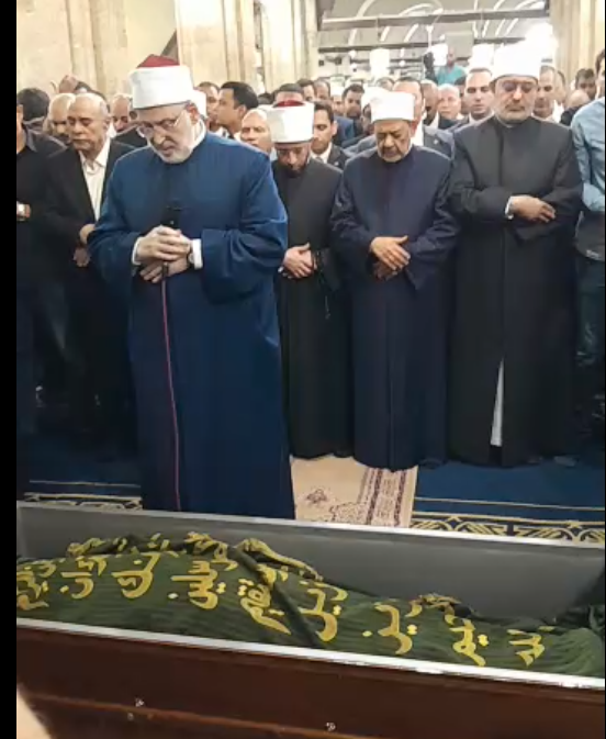 بحضور شيخ الأزهر.. بدء صلاة الجنازة على الدكتور أحمد عمر هاشم 