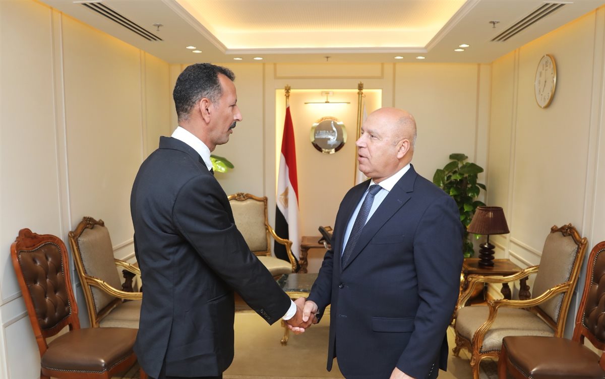 الفريق كامل الوزير يكرم محمود قطب سائق الأتوبيس