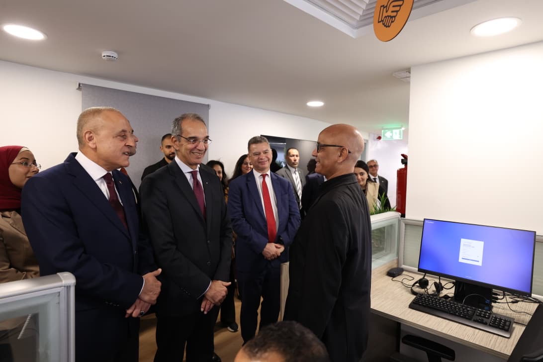 محافظ الاقصر ووزير الإتصالات