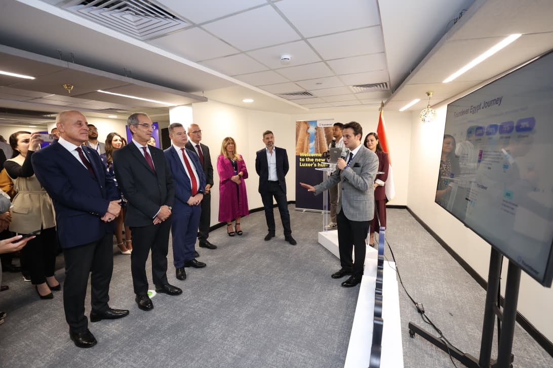 محافظ الاقصر ووزير الإتصالات