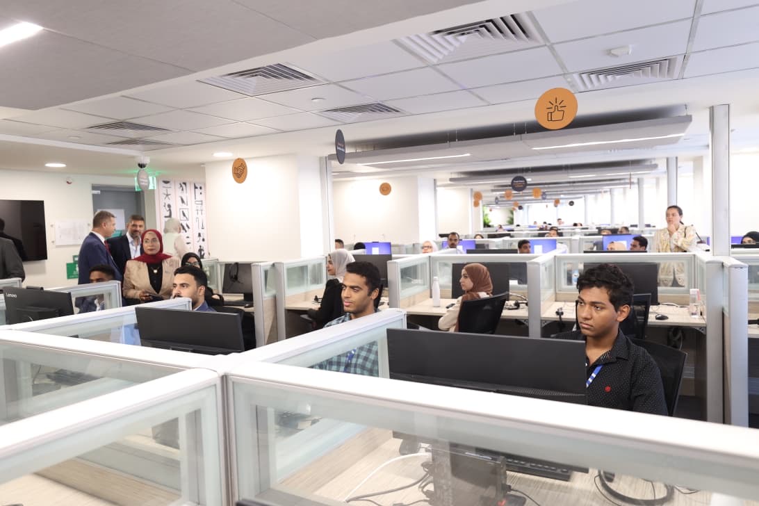 محافظ الاقصر ووزير الإتصالات