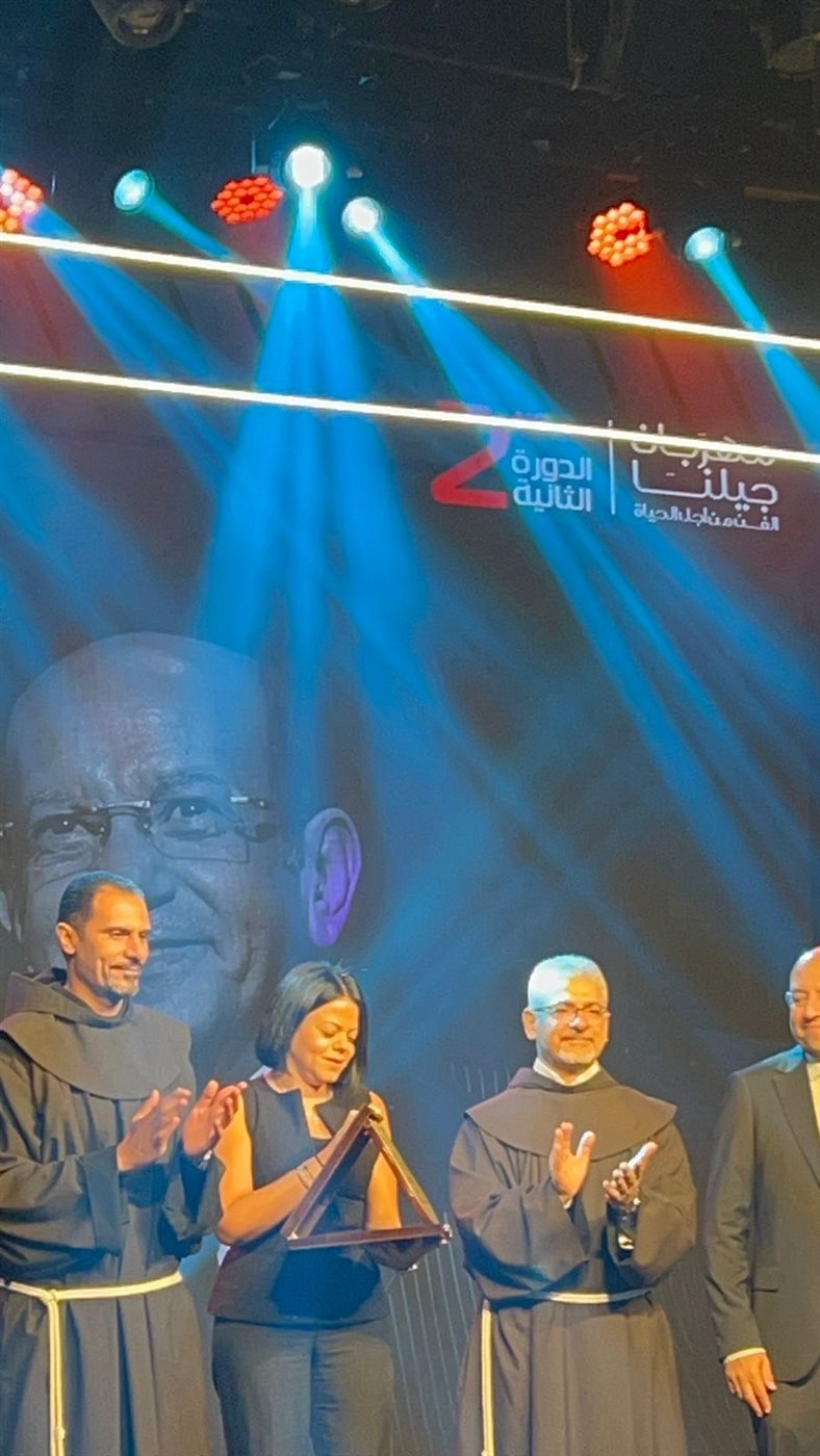 بكاء ابنة لطفي لبيب لحظة تسلمها تكريم والدها الراحل بمهرجان جلينا بالمركز الكاثوليكي