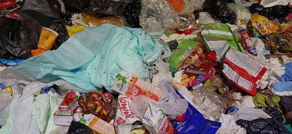 صور النفايات الطبية بأحد صناديق القمامة 