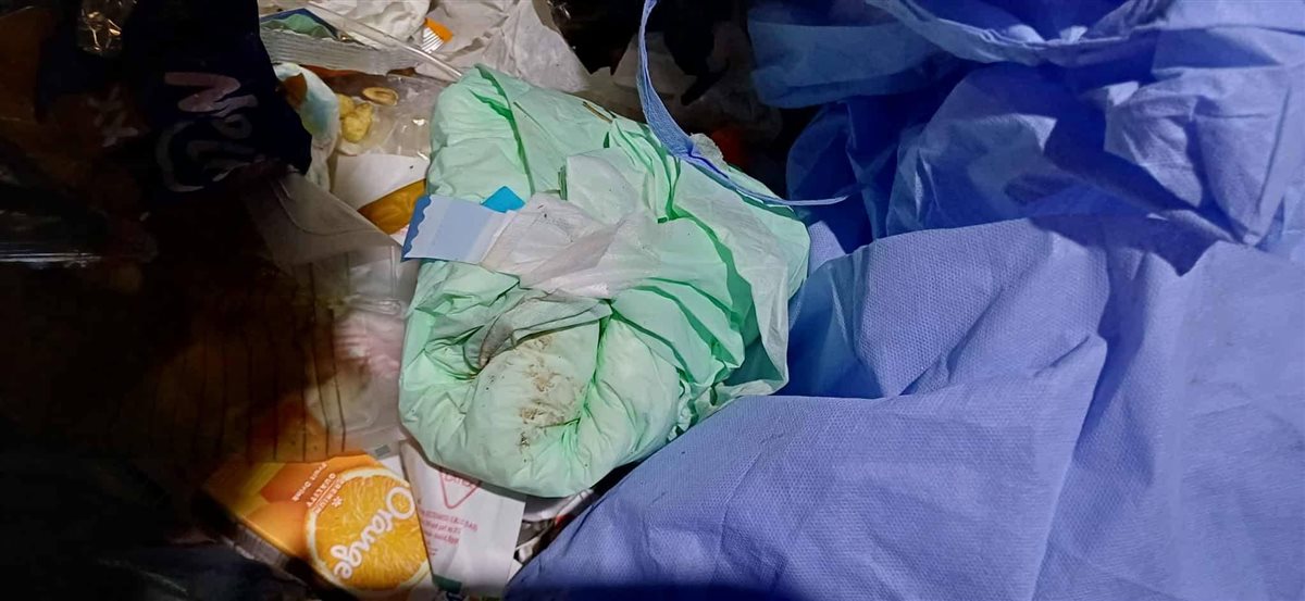 صور النفايات الطبية بأحد صناديق القمامة 