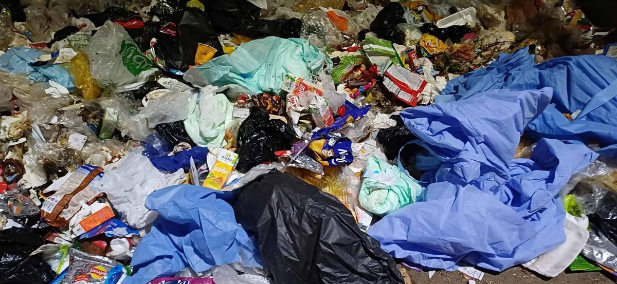 صور النفايات الطبية بأحد صناديق القمامة 