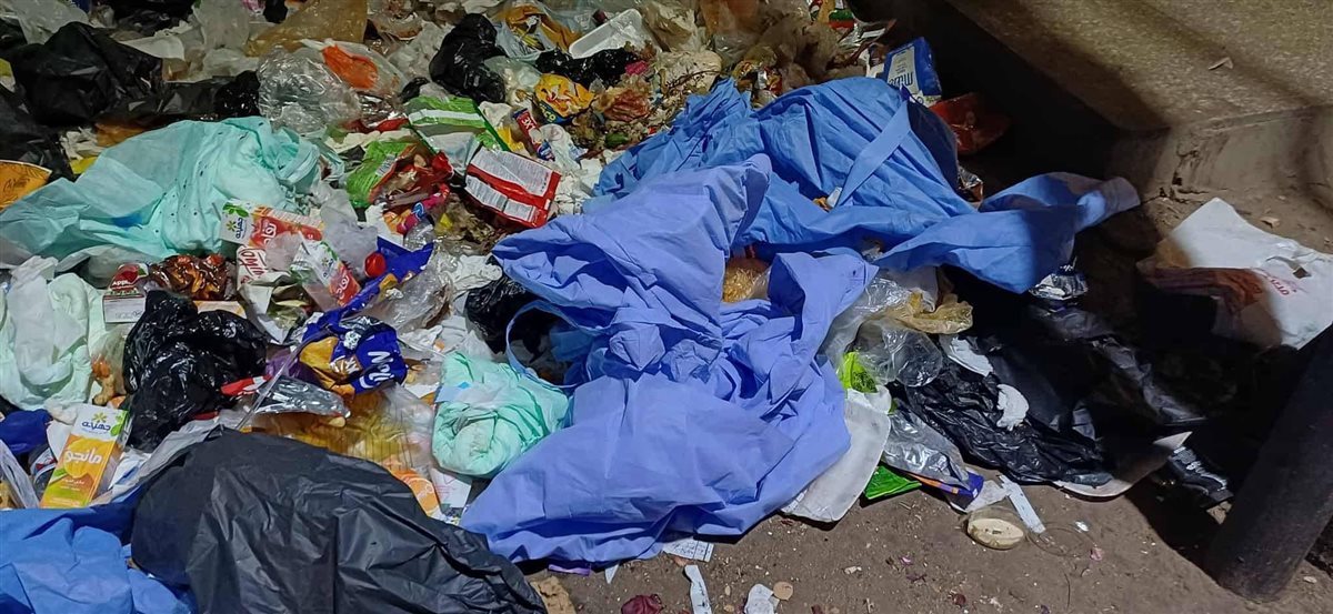 صور النفايات الطبية بأحد صناديق القمامة 