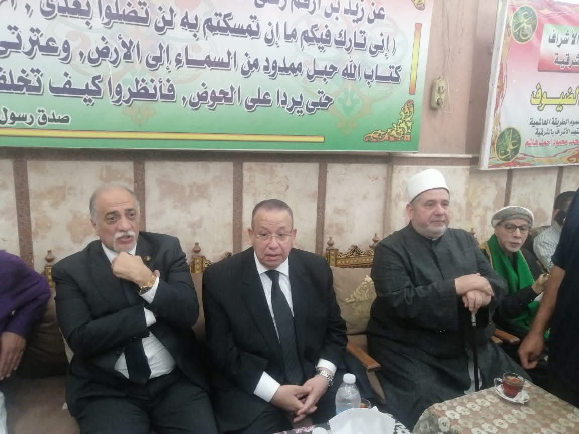 <strong>نقيب الأشراف يتلقى العزاء في الدكتور أحمد عمر هاشم</strong>