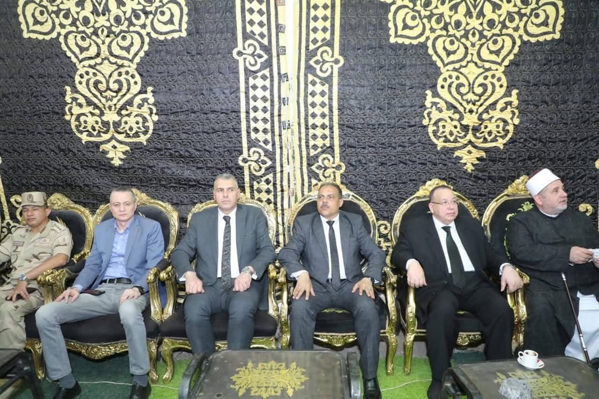 <strong>نقيب الأشراف يتلقى العزاء في الدكتور أحمد عمر هاشم</strong>