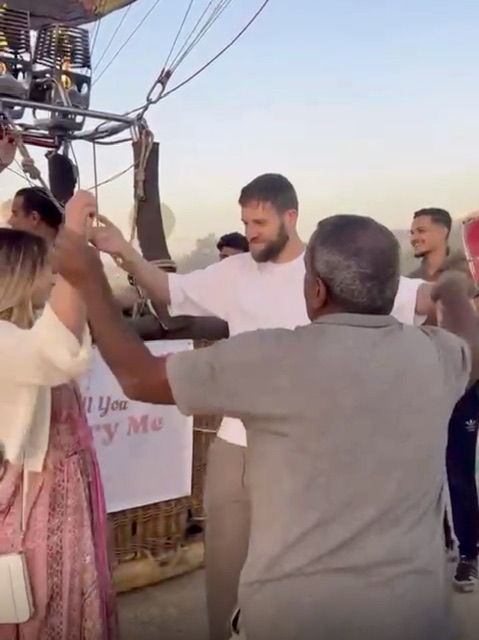 سائح انجليزي يقدم خاتم الزواج لحبيبتة في البالون بالأقصر