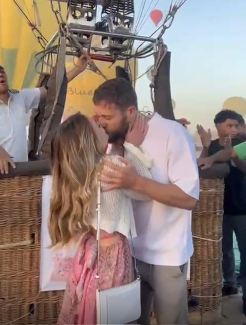 سائح انجليزي يقدم خاتم الزواج لحبيبتة في البالون بالأقصر