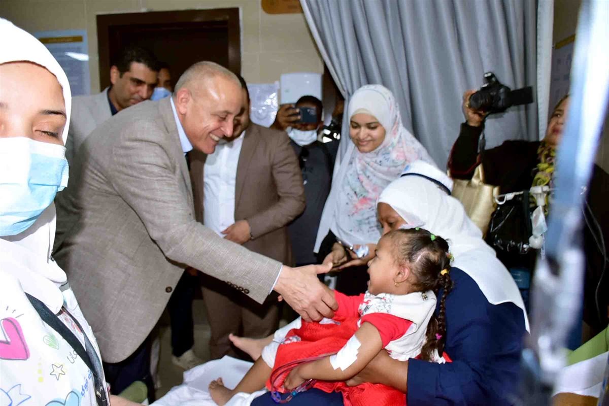 محافظ الأقصر بمستشفى العديسات