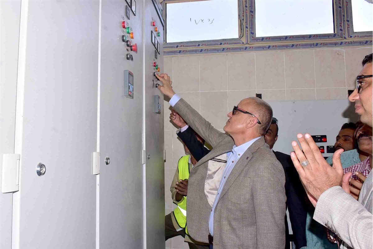 محافظ الاقصر يفتتح محطة صرف صحي بالطود