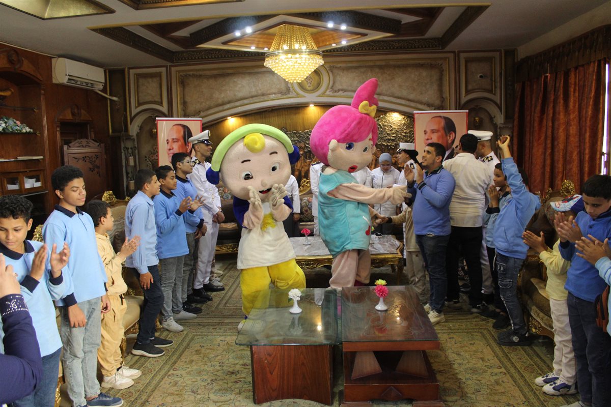 في اليوم العالمي للمكفوفين.. أمن الفيوم يوزع هدايا على طلاب مدرسة النور