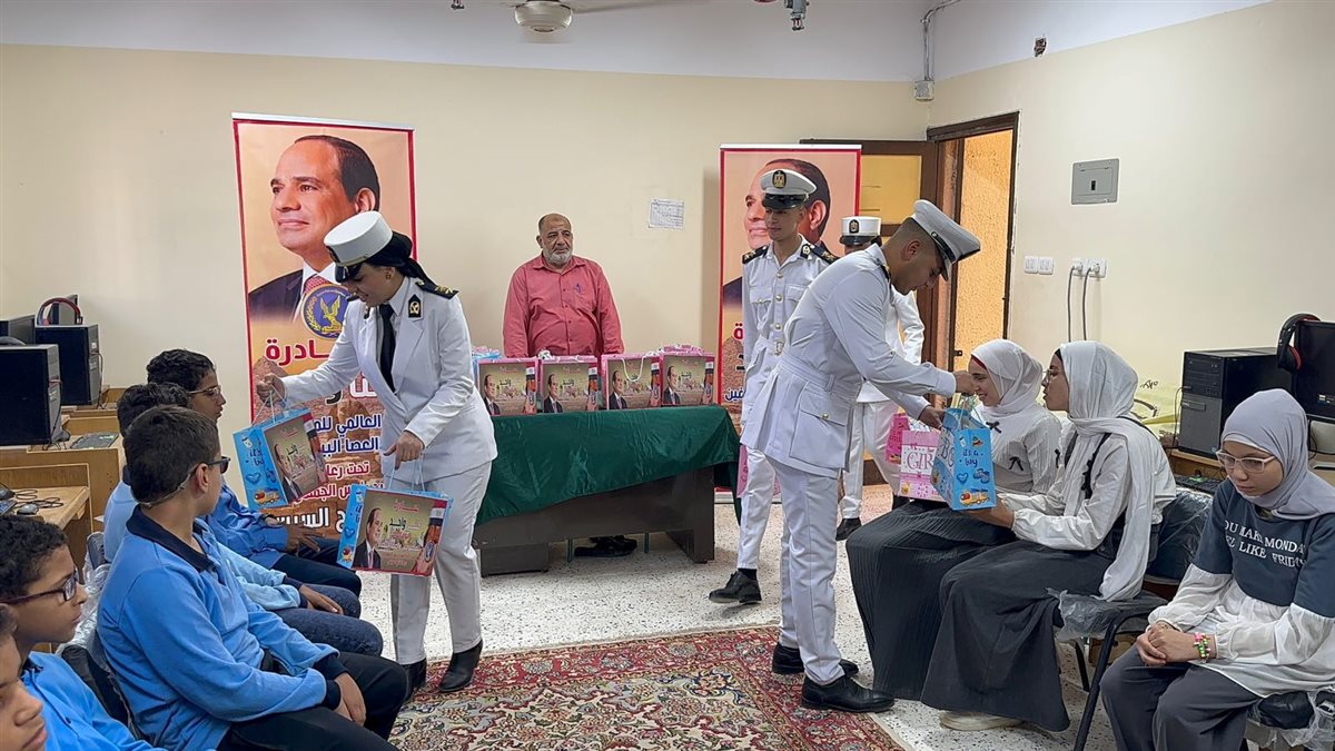 في اليوم العالمي للمكفوفين.. أمن الفيوم يوزع هدايا على طلاب مدرسة النور