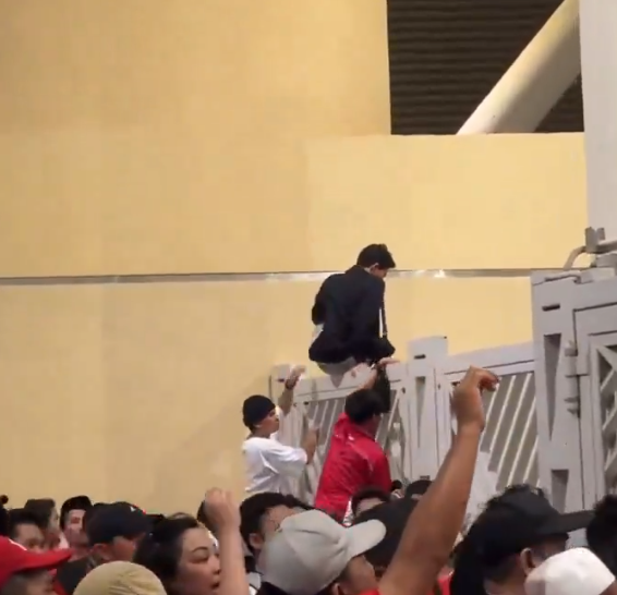 <strong>الجماهير الإندونيسية تقتحم بوابات ملعب الجوهرة لدعم منتخب بلادهم أمام المنتخب السعودي في تصفيات كأس العالم 2026</strong>