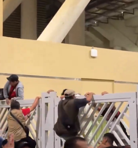 <strong>الجماهير الإندونيسية تقتحم بوابات ملعب الجوهرة لدعم منتخب بلادهم أمام المنتخب السعودي في تصفيات كأس العالم 2026</strong>